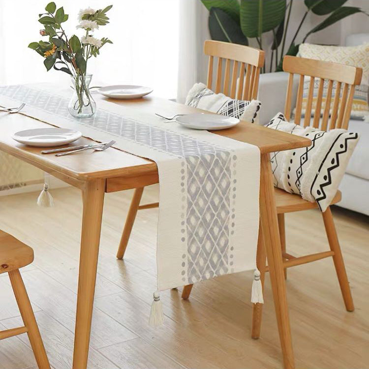 Table Linens: Patterned Table Runner