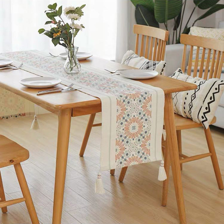 Table Linens: Patterned Table Runner