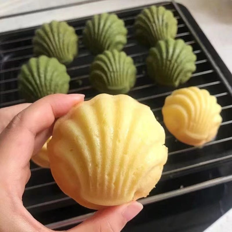 12 Shell Madeleine Pan