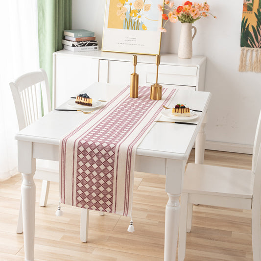 Table Linens: Patterned Table Runner