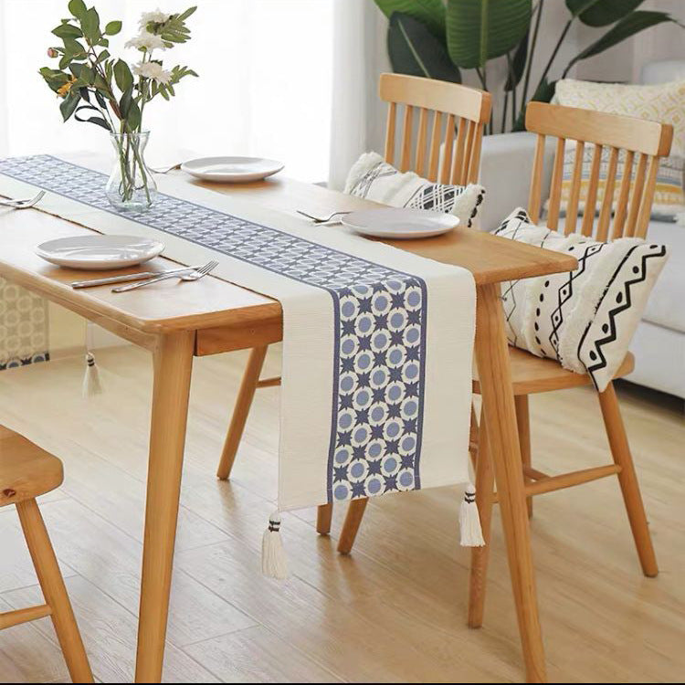 Table Linens: Patterned Table Runner