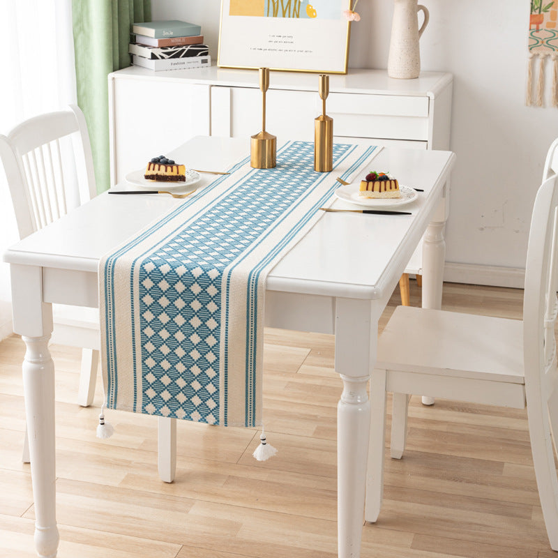 Table Linens: Patterned Table Runner