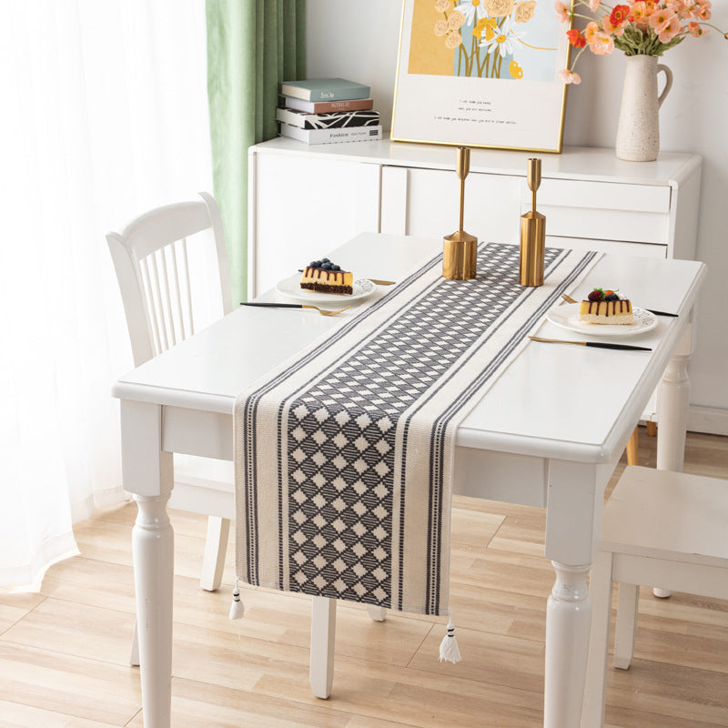 Table Linens: Patterned Table Runner